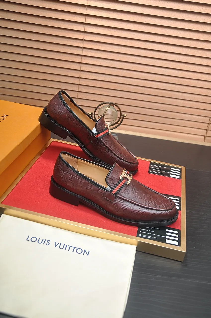 Men's men's shoes 💰460💶 [LV] (original single cowhide lining) 🍀LV's latest genuine leather business suit shoes are launched simultaneously on the official website. The first-layer cowhide imported from Italy is made of heavy gold, 💥1:1 rubber outsole from the official website. Versatile to wear, high-end without losing class, and the color combination is extraordinary. This four-season style is alluring when worn on your feet, showing off your big-name flair. Standard code 38-45 (45 customized)